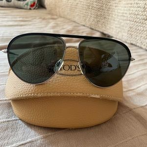 Tods polarized aviator sunglasses with case
